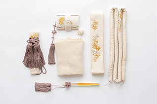 ベージュ・刺繍